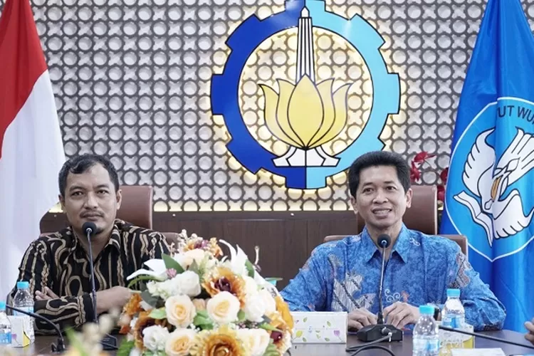 Presdir PT KioCha Mitra Abadi Henky Eko Sriyantono ST MT (kiri) dan Wakil Rektor IV ITS Bambang Pramujati ST MSc Eng PhD (kanan).