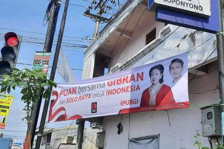 Spanduk bertuliskan Puan bersama Gibran dari Solo Raya untuk Indonesia yang terpasang di perempatan Kartasura Sukoharjo (Endang Kusumastuti)