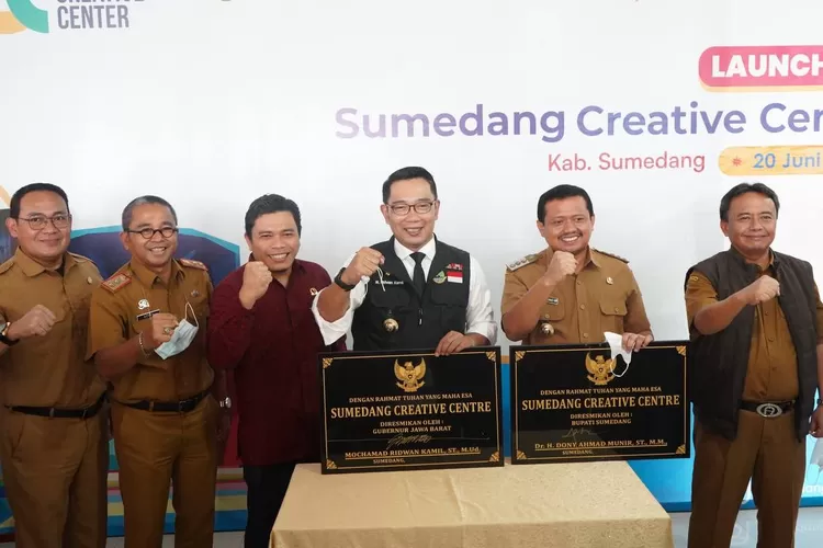 Gubernur Jabar Ridwan Kamil didampingi Bupati Sumedang Dony Ahmad Munir, dan Kepala Dinas Pariwisata dan Kebudayaan Provinsi Jawa Barat Benny Bachtiar resmikan Gedung Creative Center.  (Foto: Humas Disparbud Jawa Barat)