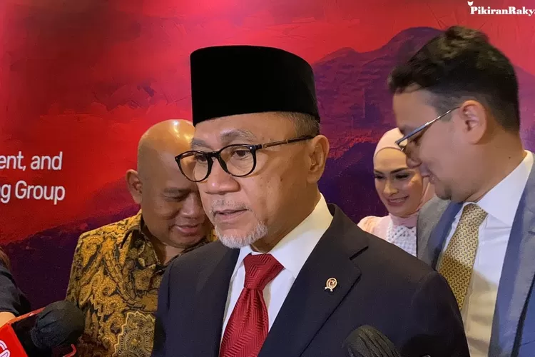 Mendag Zulkifli Hasan optimistis menormalkan harga minyak goreng dalam dua bulan. 