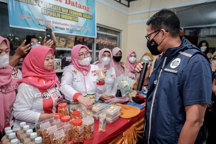 Sandiaga Uno saat melakukan kunjungan kerja ke Kuningan.