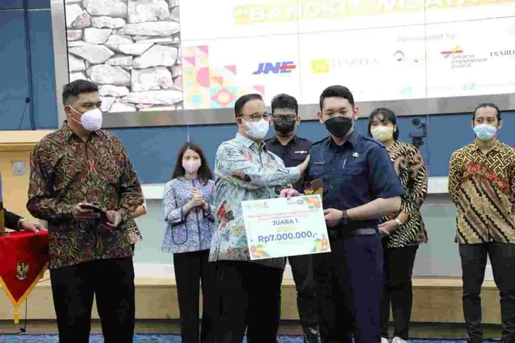 Gubernur DKI Jakarta Anies Baswedan menyerahkan kepada pemenang limba vidio pariwisata DKI Jakarta, Selasa (21/6/2022).