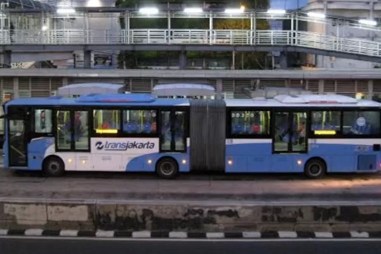 Hari ini Pemprov DKI menggratiskan biaya layanan armada Transjakarta, MRT, dan LRT. 