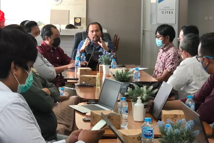 Asisten Khusus Menteri Kelautan dan Perikanan Doni Ismanto saat melakukan sosialisasi PKKPRL kepada perwakilan sejumlah perusahaan pemilik SKKL di Jakarta, Selasa (21/6/2022)