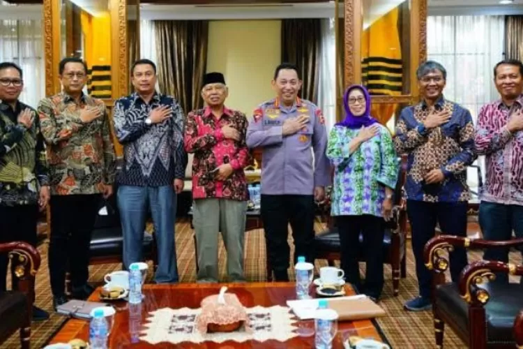 Kapolri Jenderal Pol Listyo Sigit Prabowo berfoto bersama anggota Dewan Pers (istimewa)