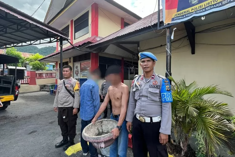 Pelaku pengrusakan pot bunga di kompleks Teluk Lalong Sudah diamankan di Polsek Luwuk (Foto Humas Polres Banggai )