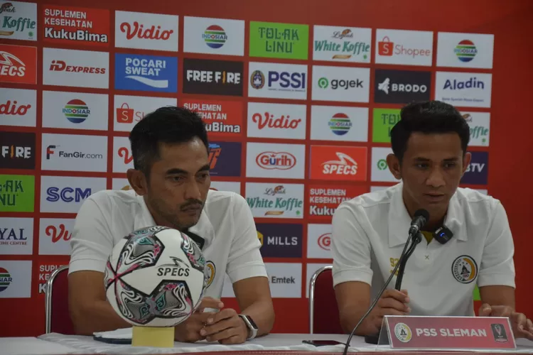 Pelatih PSS Sleman, Seto Nurdiyantoro dan perwakilan pemain Dave Mustaine. Dalam laga melawan PSIS, PSS incar kemenangan. (Piala Presiden)