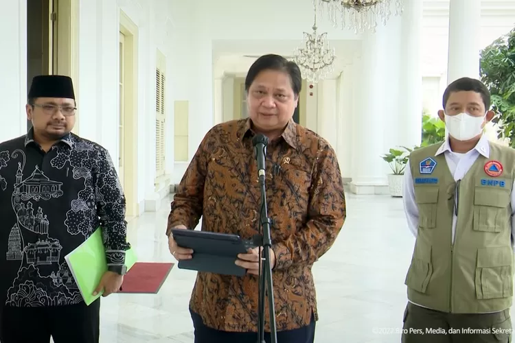 Menko Perekonomian Airlangga Hartarto didampingi Menteri Agama dan Kepala BNPB, menyampaikan penjelasan bahwa berbagai upaya dan langkah cepat dalam penanganan PMK (Kemenko Perekonomian )