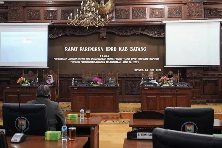 Pj Bupati Batang Lani Dwi Rejeki saat rapat paripurna DPRD Batang.  (Muslihum/Kontributir Batang)