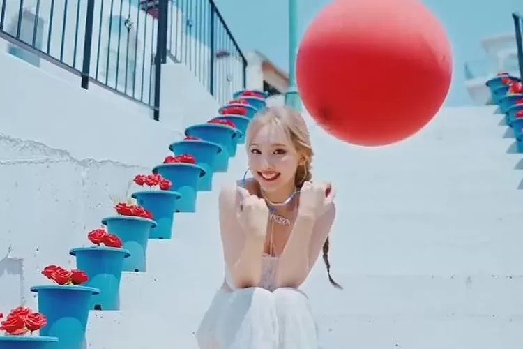 Lirik Lagu Nayeon TWICE - POP! Beserta Arti dan Terjemahan dalam Bahasa Indonesia  (tangkap layar YouTube JYP Entertainment))