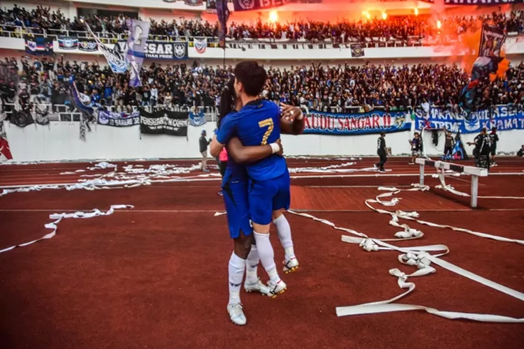 Taisei Marukawa saat merayakan gol dengan Carlos Fortes di Stadion Jatidiri. Marukawa mengaku punya koneksi yang baik dengan Carlos Fortes.  (Ayosemarang.com/ Audrian Firhannusa)