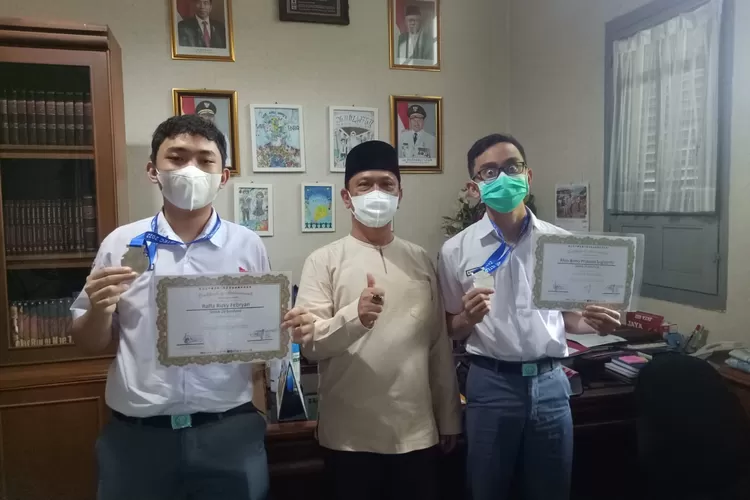 Dari kiri; Rhio Bimo Prakoso, Kepala Sekolah,  dan Raffa Rizky (GoraJuara.com/dok AKSI)