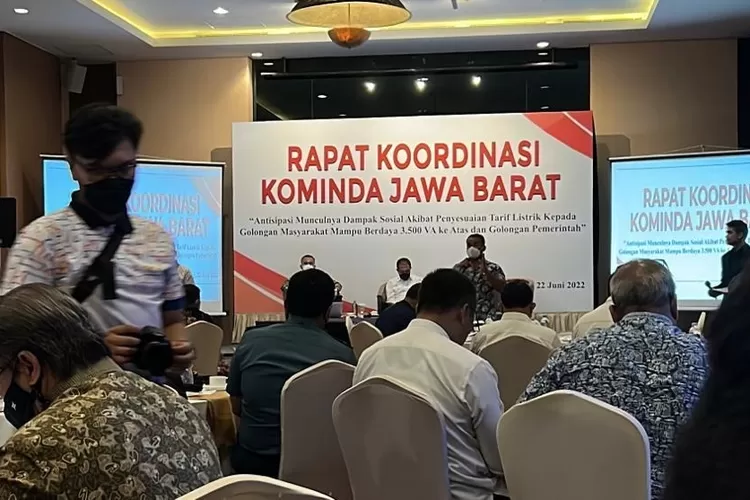 Rapat Koordinasi Kominda Jawa Barat mengenai antisipasi dampak sosial penyesuaian tarif listrik. 