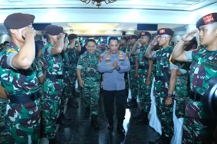 Kapolri Jenderal Pol Listyo Sigit Prabowo dan KSAD Jenderal Dudung Abdurachman disambut di Akademi Militer Magelang. (Humas Polri )
