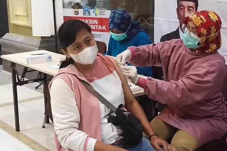 Pelaksanaan vaksinasi booster di Sleman City Hall. (Rahajeng Pramesi.)