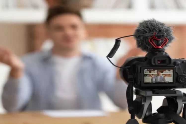 Hal penting yang harus diperhatikan bagi pemula untuk menjadi seorang youtuber (https://www.istockphoto.com/id/foto/close-up-peralatan-digital-profesional-merekam-video-blog-siswa-gm1187643068-335579274)