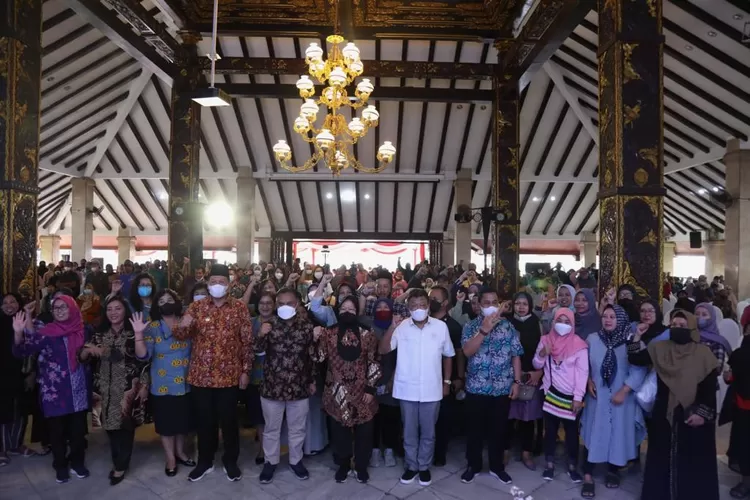 Mensos Tri Rismaharini di tengah-tengah para KPM PKH Malang, Jawa Timur. 