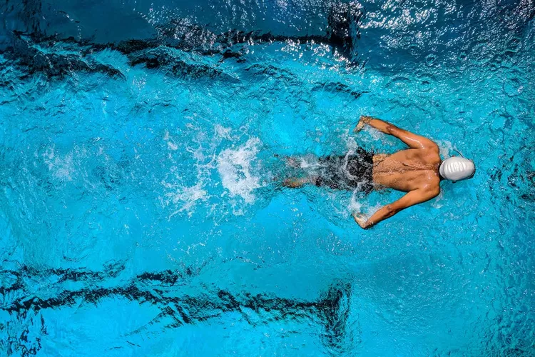 Hal-hal yang harus diketahui dalam berenang, simak tips belajar berenang  (https://www.pexels.com/id-id/foto/orang-yang-berenang-di-perairan-863988/)