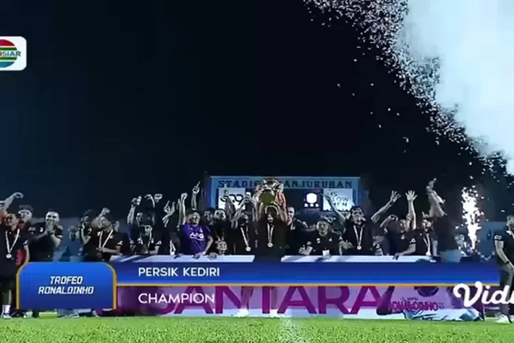 Pemain Persik Kediri merayakan kemenangan di laga Trofeo Ronaldinho (Youtube @Indosiar)