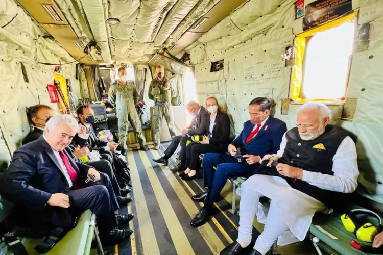 Presiden Jokowi dan PM India Narendra Modi  ke lokasi KTT G7 Dengan menumpang helikopter militer Jerman. (BPMI Setpres.)