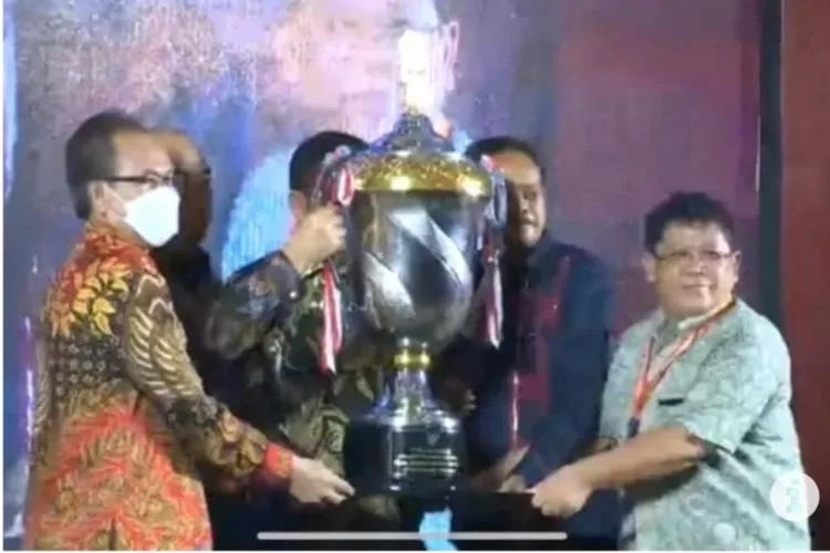Penyerahan Piala Kepada  Kontongen Sumatera Utara (Istimewa)