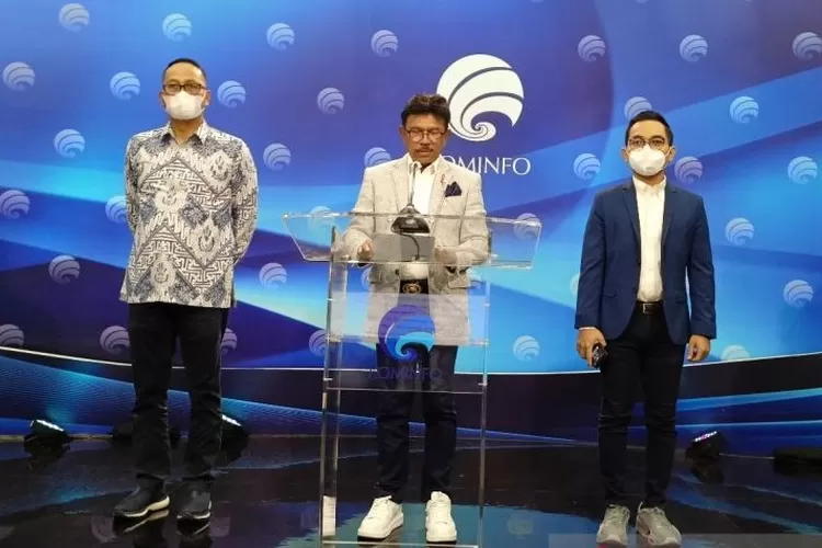 Menteri Komunikasi dan Informatika Johnny G Plate (tengah) dalam jumpa pers di Kementerian Komunikasi dan Informatika, Jakarta, Senin (27/6/2022)  (ANTARA/Fathur Rochman)