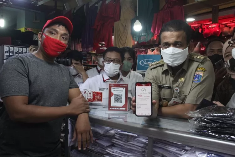 Budaya baru transaksi digital di Pasar Tradisional Klender,Jakarta Timur, Senin (27/6/2022).