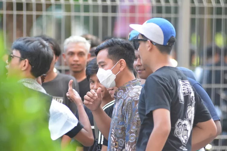 Wali Kota Surakarta Gibran Rakabuming Raka saat diajak foto suporter PSS Sleman (AyoSolo)