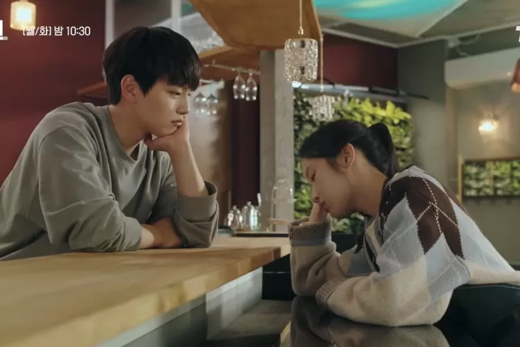 Yeo Jin Goo Menatap Moon Ga Young (Gorajuara.com/Instagram tvN drama @tvn_drama)