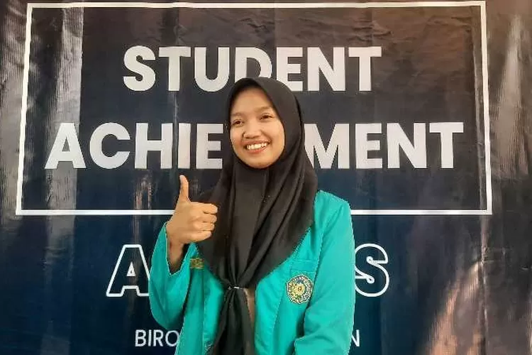 Rosa Sayentina Amin, mahasiswa berprestasi UMS penerima berbagai penghargaan akademik penalaran (Endang Kusumastuti)