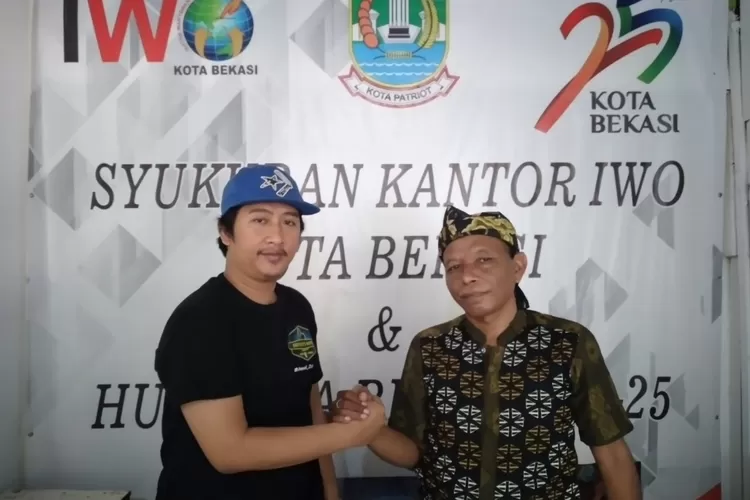 Romdoni Rahmat (kiri) bersama Ketua IWO Kota Bekasi Nendi Kurniawan (kanan). (FOTO: Dharma/Suarakarya.id)
