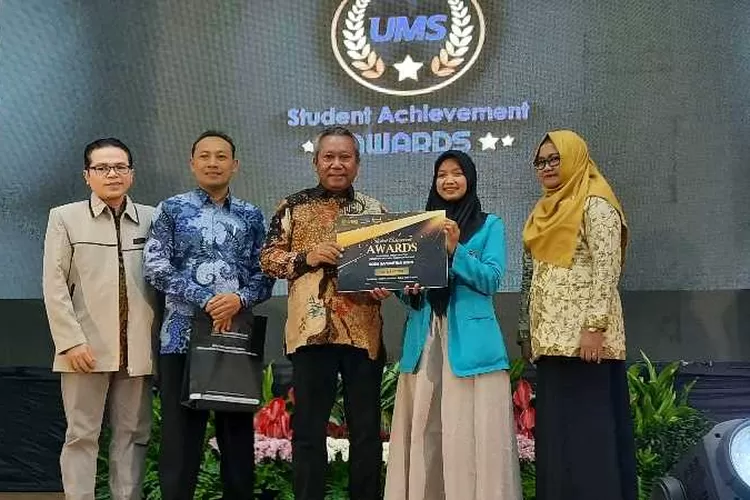 Rektor UMS Prof Sofyan Anif saat memberikan penghargaan kepada Rosa  Sayentika, salah satu mahasiswa berprestasi tingkat internasional (Endang Kusumastuti)
