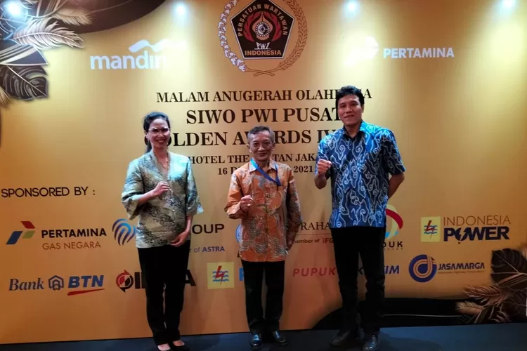 Ketua Umum PP PKSI Lisa Rudianita Legawati (kiri) ketika menghadiri acara Malam Anugerah Olahraga Golden Award IV Siwo PWI Pusat di Hotel Sultan, Jakarta, Desember lalu (Ist)