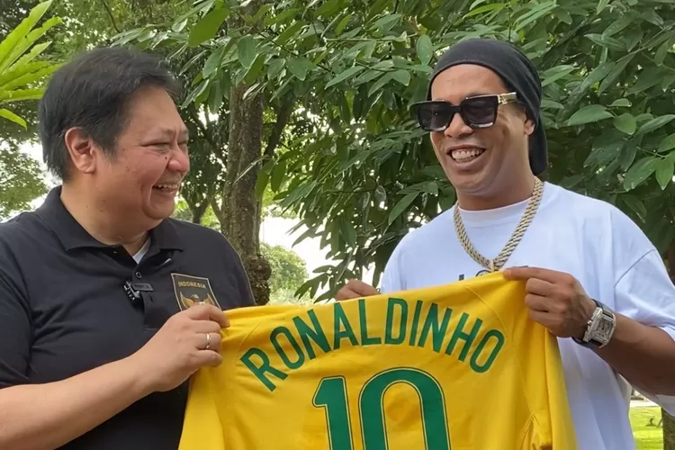 Airlangga dan Ronaldinho. (Partai Golkar.)