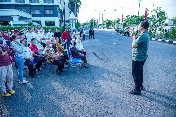 Wali Kota Semarang Hendrar Prihadi saat memberi sambutan dalam peresmian Jalan Ki Narto Sabdo. Meski sudah diresmikan, jalan ini tidak menghapus Jalan Agus Salim. (Ayosemarang.com/ Audrian Firhannusa)