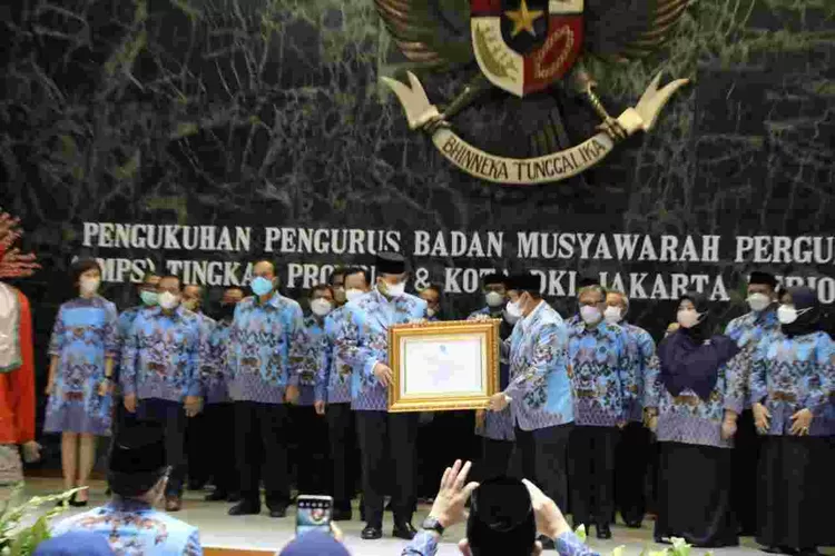 Gubernur DKI Jakarta Anies Baswedan mengukuhkan  Badan Musyawarah Perguruan Swasta DKI di Balai Kota, Rabu (29/6/2022).
