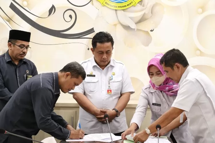 Sekda Kabupaten Bekasi Dedy Supriyadi menyaksikan penandatnganan MoU antara Pekkab Bekasi dengan  (Newsroom)