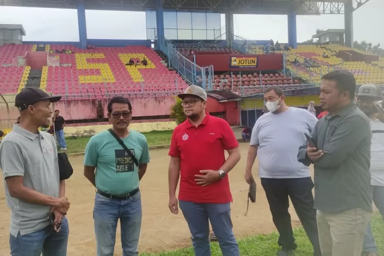 CEO Semen Padang FC Win Bernadino didampingi konsultan lapangan Supomo Hariyati saat meninjau Stadion H. Agus Salim, Padang (Ade Suhendra )