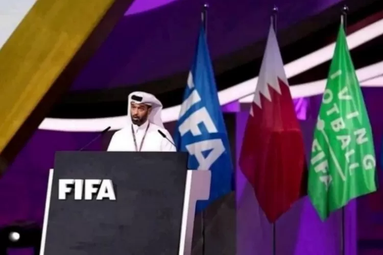 Pemerintah Qatar melarang para partisipan Piala Dunia 2022 mengibarkan bendera LGBTQ (Akun Twitter @NairaShola)