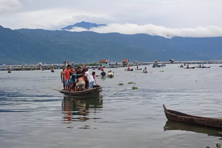 Proses evakuasi N. Azhari (28 tahun) yang dinyatakan terjatuh saat memancing di Danau Maninjau, Kabupaten Agam (Istimewa)