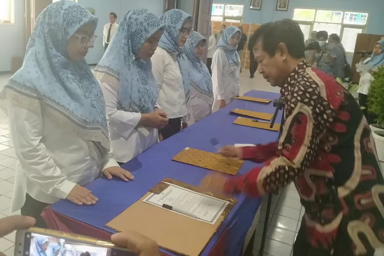Ketua Yayasan Barunawati Biru Surabaya, Dr Iwan Sabatini MSi saat menandatangani SK pengangkatan para kepala sekolah 