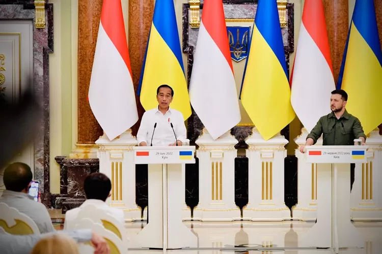 Presiden Jokowi dan Presiden Zelensky jumpa pers bersama selepas pertemuan. (BPMI Setpres.)