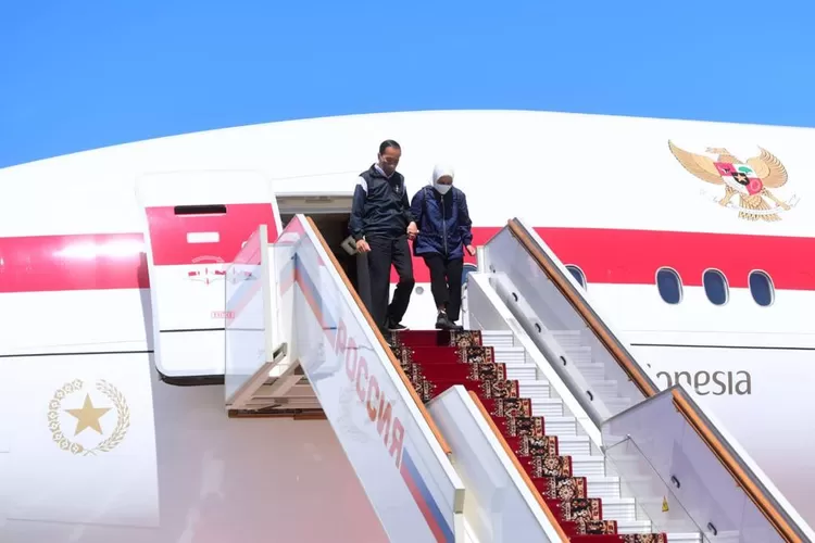 Presiden Jokowi dan Ibu Iriana tiba di Moskow. (BPMI Setpres.)
