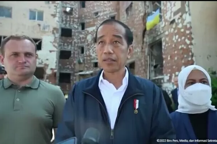 Presiden Jokowi dan Ibu Iriana Jokowi saat meninjau korban perang di Ukraina. (Tangkapan layar YouTube Sekretariat Presiden )