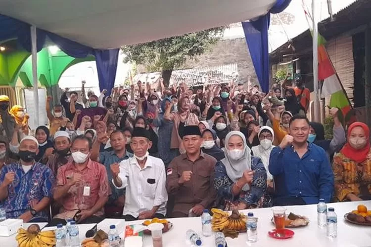 Anggota Komisi B DPRD DKI Jakarta Adi Kurnia Setiadi  foto bersama warga  Pondok Kopi, Duren Sawit, Jakarta Timur  usai  reses di dapil V, Kamis (30/6/2022).