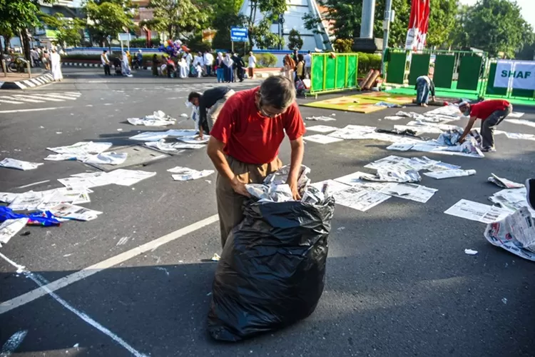 Salah seorang petugas kebersihan memunguti sampah koran usai sholat ied di Simpang Lima Semarang. Pemkot Semarang akan optimalkan recycle untuk kurangi sampah.  (Ayosemarang.com/ Audrian Firhannusa)