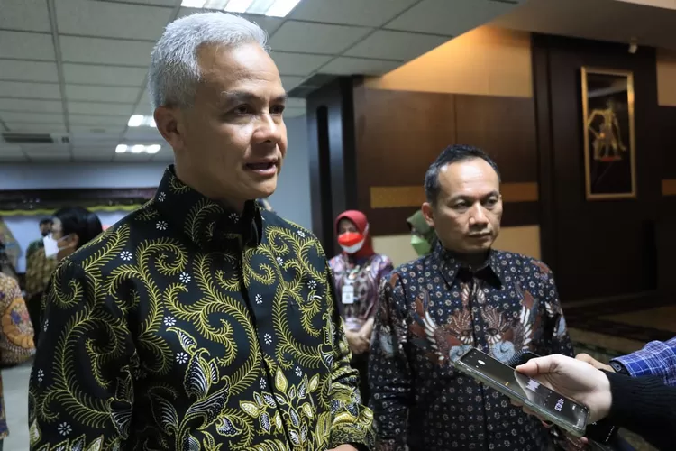 Ganjar Pranowo sebelum berangkat ke Jakarta untuk melayat Tjahjo Kumolo. (Humas Pemprov)