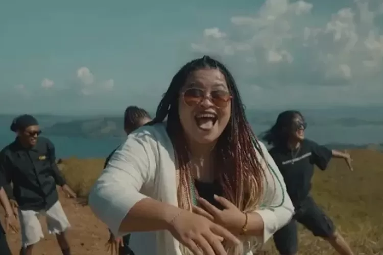Lirik Lagu, Baju Hitam - Mace Purba yang lagi viral di TikTok (Tangkap layar YouTube Mace Purba)