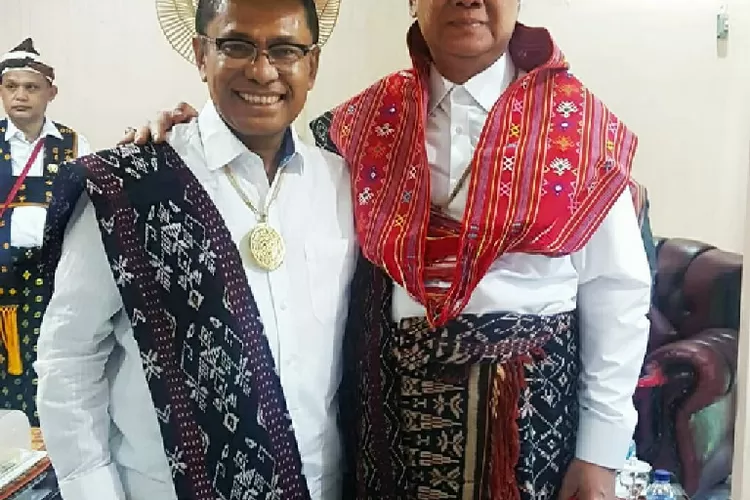Kenangan saat Saleh Husin dan Tjahjo Kumolo mengenakan pakaian tradisional daerah Rote, Nusa Tenggara Timur (NTT). (Istimewa) 