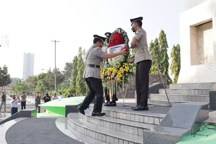 Kapolda Jatim Irjen Nico Afinta pimpin Ziarah di TMP Surabaya dalam rangka Hari Bhayangkara ke 76. (Humas Polda Jatim )